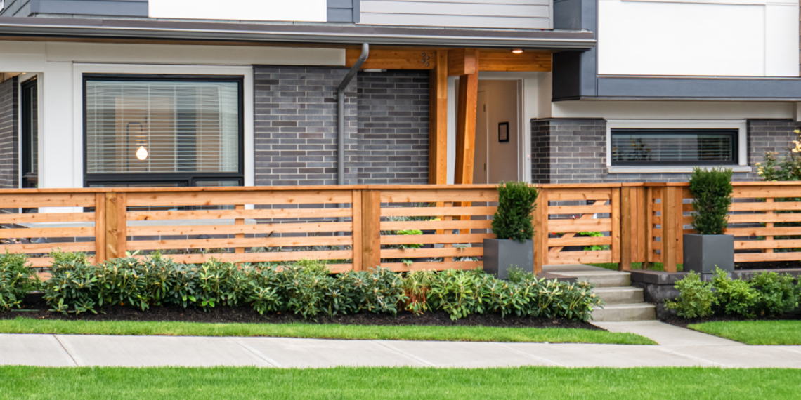 Puinen aita taloyhtiön edustalla.